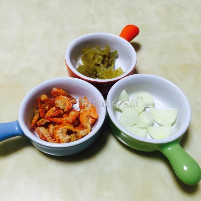准备材料
冬菜，虾仁干，蒜片。
虾仁干洗干净沥干水。备用
