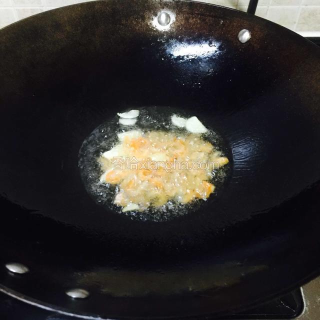 再倒进虾仁干拉下油，煸炒几下。
这样更能逼出虾仁干香味，中小火。