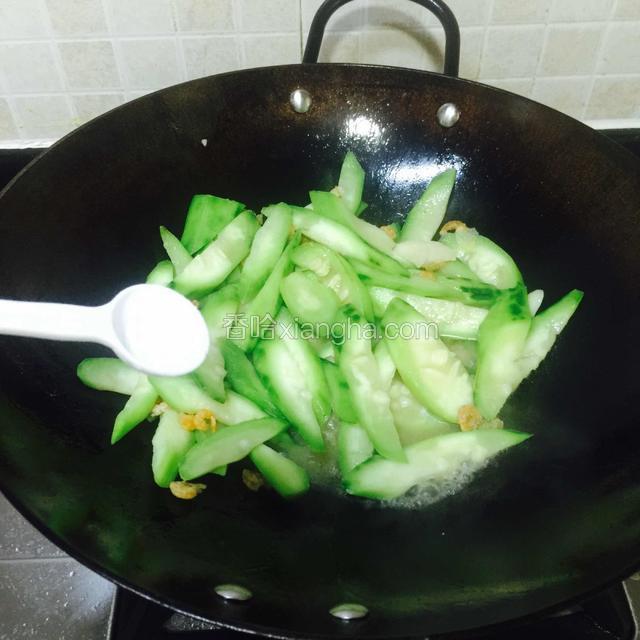 加进适量盐，翻炒均匀，
注意：盐的量，平时的一半就可以，因为冬菜带咸味。