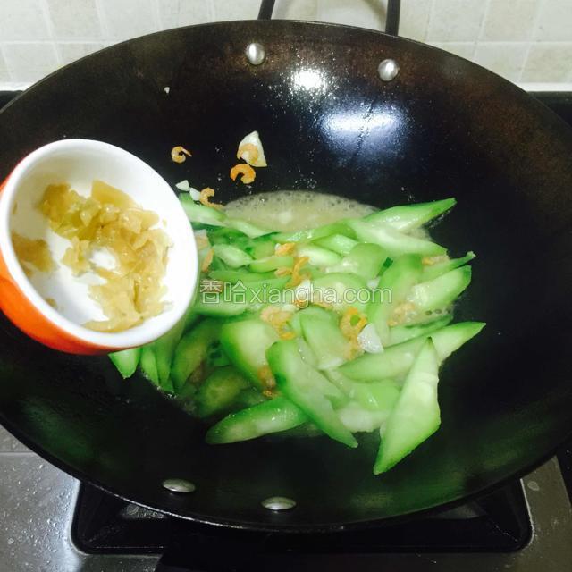 炒至瓜软将近熟，加进冬菜迅速翻炒几遍，熄火，就可以装盘食用了。
PS：冬菜只是调味和提味。最后再下，不要久炒，没有冬菜，不下也没关系的。