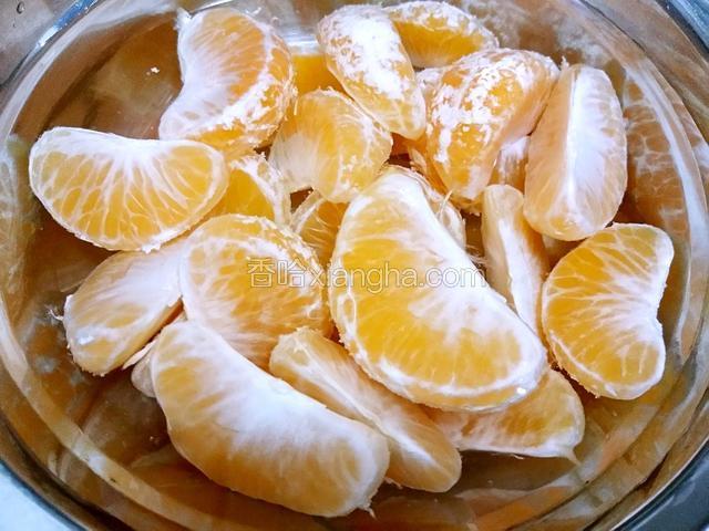用水轻轻冲洗一下