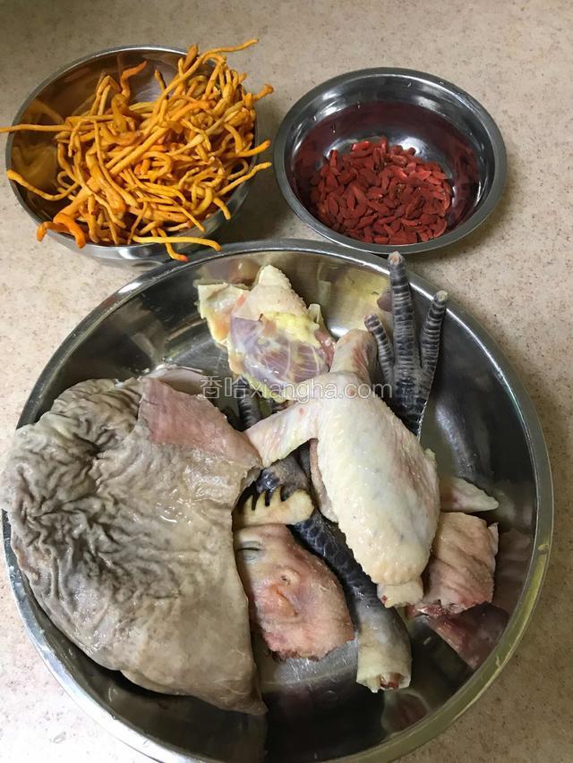 主要食材。（猪肚约1/2个，事先清洗干净并汆烫好，一定要清洗干净！！！）