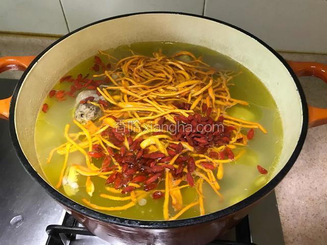 汤汁炖好后将洗净的虫草花和枸杞一起放入汤锅中继续炖半小时左右。