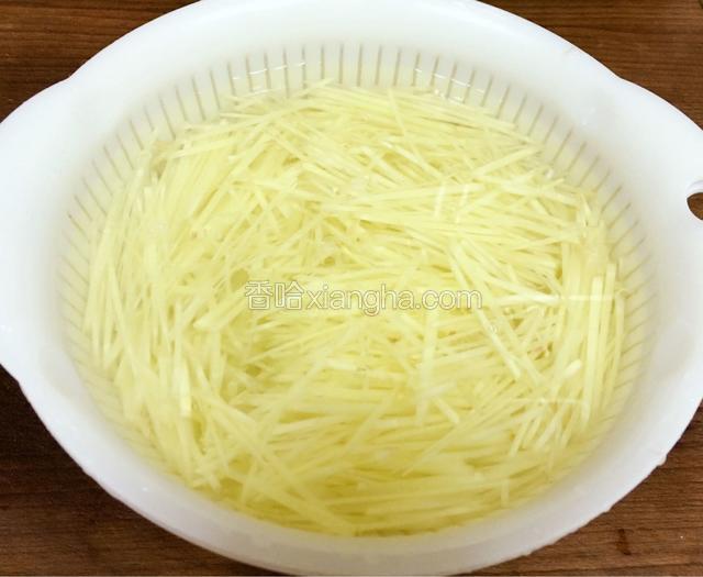 嫩姜切丝用清水浸泡一下