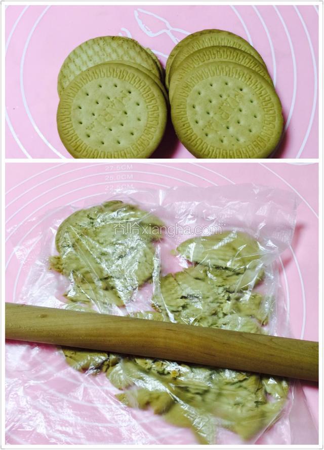 全麦消化饼取10片。
放进保鲜袋，用擀面杖擀碎，这个擀面杖真是万能杖。
PS：消化饼也可以换成奥利奥饼干。