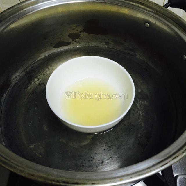 等待蛋糕底过程可以用来做酸奶糊。
把吉利丁粉加进10ml的凉开水。
放热水锅，隔水加热融化至没有颗粒感，再用勺子搅拌均匀，取出，备用。