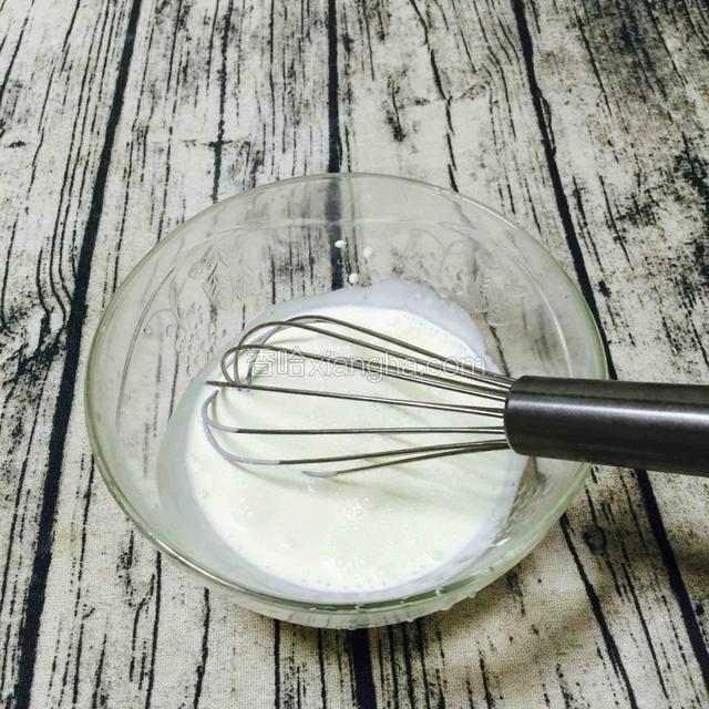 开始打发淡奶油
取淡奶油100克，提前一晚冰箱冷藏。打蛋器也提前放冰箱冰下。