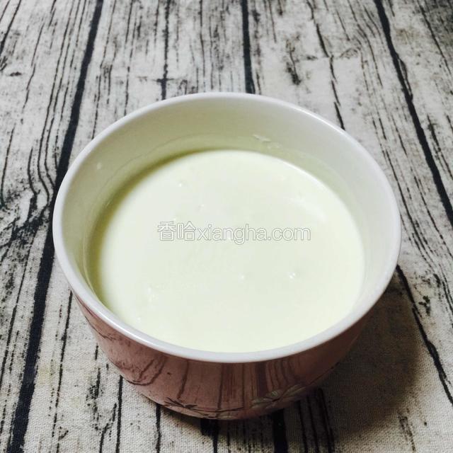 过好网筛的酸奶糊，好嫩滑呀。
做完这些，冰箱的蛋糕底也可以取出了。