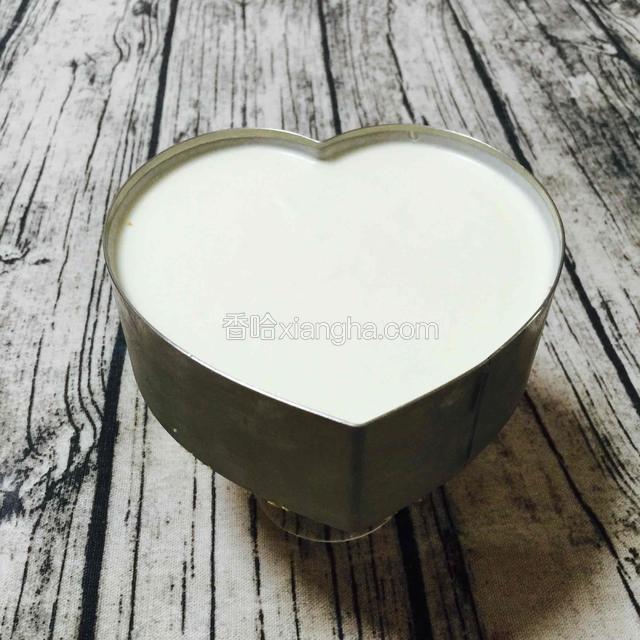 隔天取出蛋糕……脱模。
如何脱模？把锡纸小心取出。
取一个比蛋糕小的杯子。把蛋糕放上面，用电风筒的热风吹下模具四周。再用手辅助把模具往下轻轻一拉，就脱模了。再用陶瓷刀辅助装进盘子里。
注意：不能吹太久，用手试试轻拉，能脱开就代表可以了。
再用刮刀或陶瓷刀放蛋糕底部，轻轻辅助放进盘子。