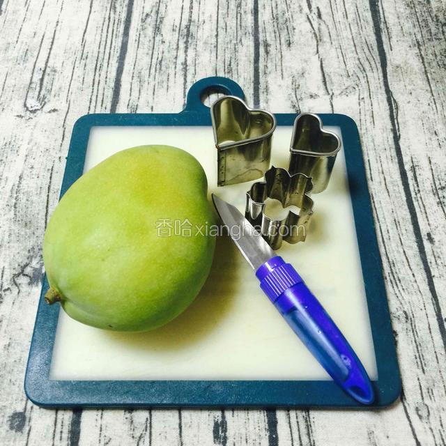 取芒果一个和切花模具。此处省略削皮切花步骤，友友们都懂的。
装饰的水果各人喜欢了，最好选用软水果。