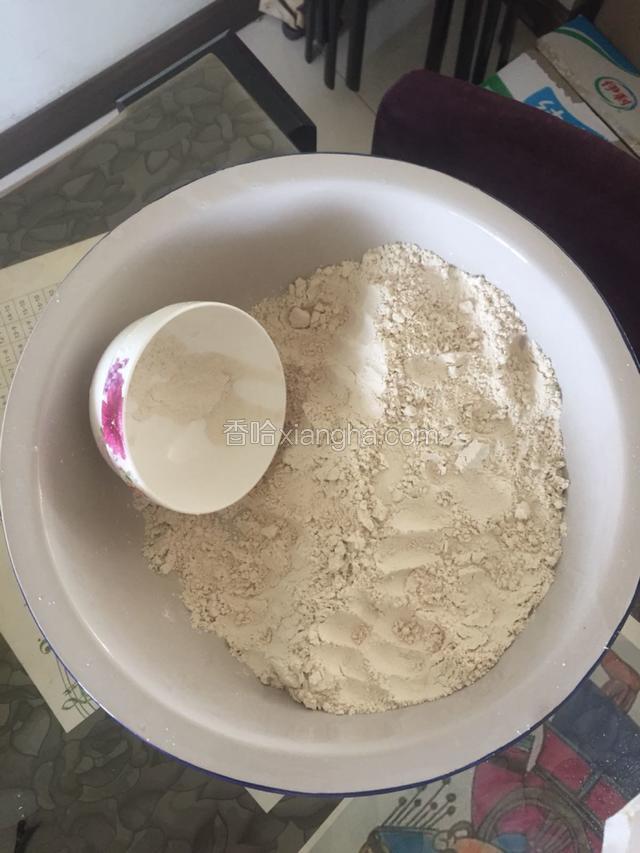 准备大面盆，洗净。倒三碗莜面。把莜面移到面盆一侧，留一半的空间。