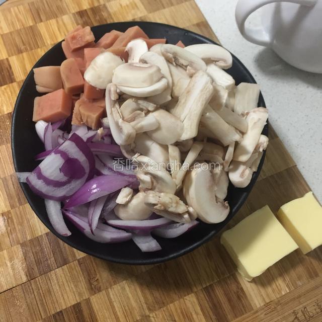 趁煮面间隙准备好所有材料
1）调一碗底汤（有高汤更好，这里我用了开水融开了蛤蜊汤块）
2）备好120g淡奶油倒入容器中
3）元葱、火腿、口蘑切好备用
4）面煮好后捞出备用