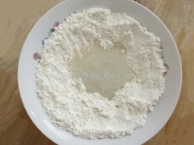 倒入面粉中﻿﻿﻿﻿