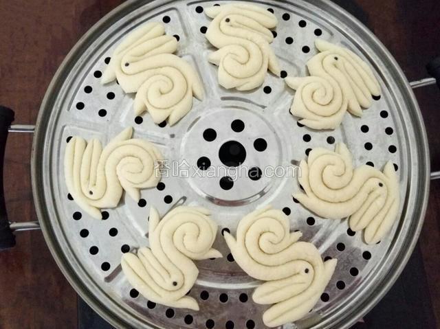 ﻿蒸锅里加水，放入馒头，盖上盖子，再发20分钟。然后大火烧开后转中大火蒸10～12分钟，蒸好再虚蒸3～5分钟﻿﻿﻿﻿﻿﻿﻿﻿﻿﻿﻿﻿