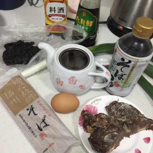 趁此间隙准备好其他材料
1）烧开水冲茶
2）煮熟鸡蛋一个（有熟鸡蛋的就不用煮了），煮好后对半切开
3）葱白切小段、牛肉切片