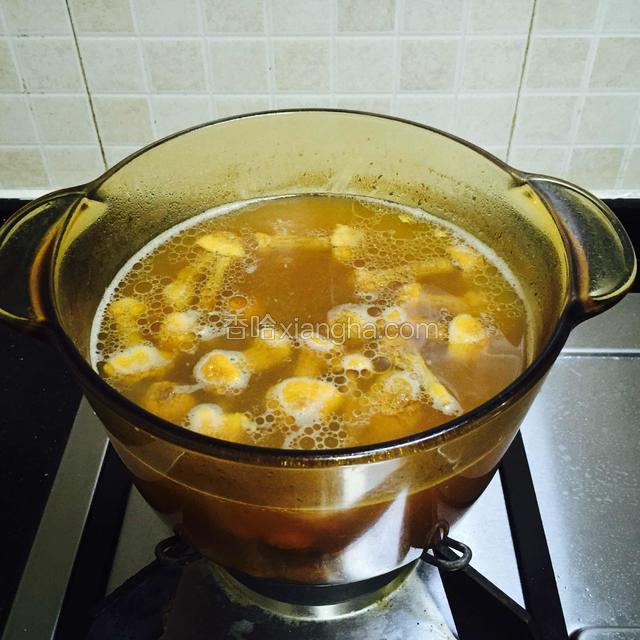 煲煮完毕，加进适量盐调味，
就可以装碗食用了。
也可以撒上香菜调味，各人口味了。