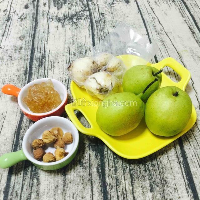 准备食材
新疆香梨，新鲜兰州百合，无花果干，老冰糖（用量见材料表，这些量大约是6碗的量）

