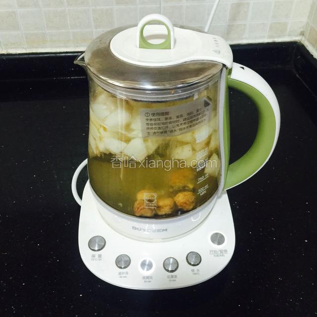 开启煲煮
养生壶加进适量纯净水，加进无花果和雪梨丁先煲煮30分钟，（百合后下，鲜百合不需要久煮。）
