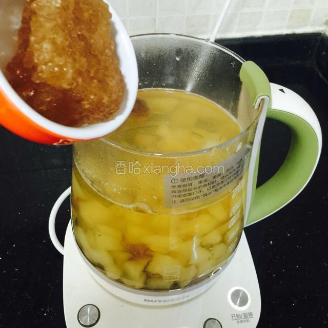 香梨无花果煲煮半个钟后，再加进老冰糖煮至融化。
冰糖的量各人口味加减量，本菜谱大约80克。