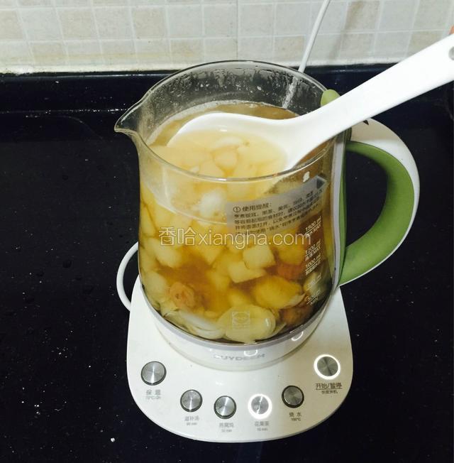 加进百合后，用勺子搅动一下，
养生壶是温控的，有时食材一多，就会失灵需要搅动一下。