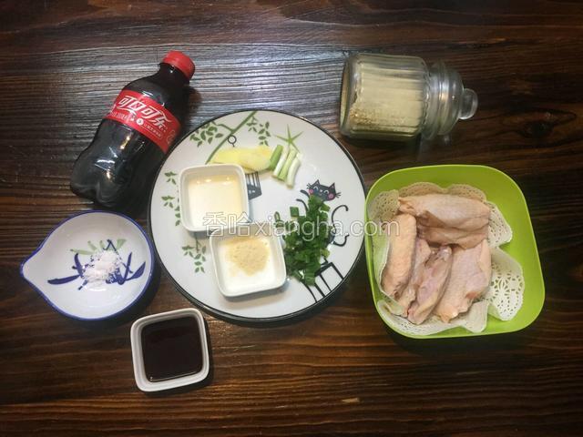可乐鸡翅的所有材料。