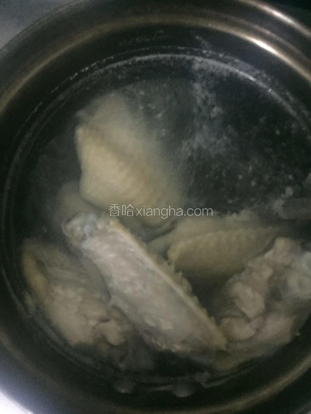 水开下鸡翅煮5分钟去血水去腥