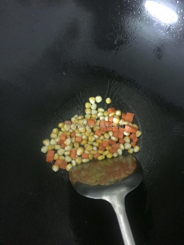 锅下少量油，玉米粒和红萝卜炒熟备用。