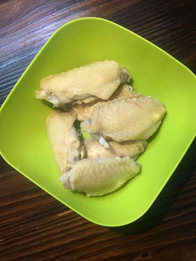 5分钟左右捞出，水龙头水冲洗，沥干备用。
