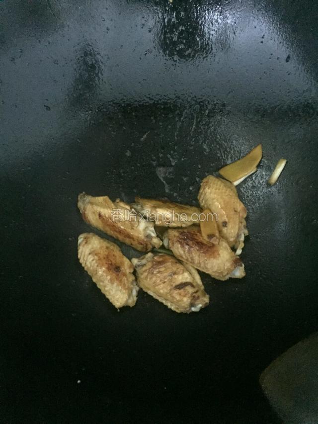 接着下酱油和料酒继续翻炒2分钟。