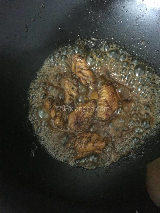 倒入可乐大火继续翻炒2分钟，再小火煮15分钟，下盐和鸡粉翻炒几下，大火收汁。