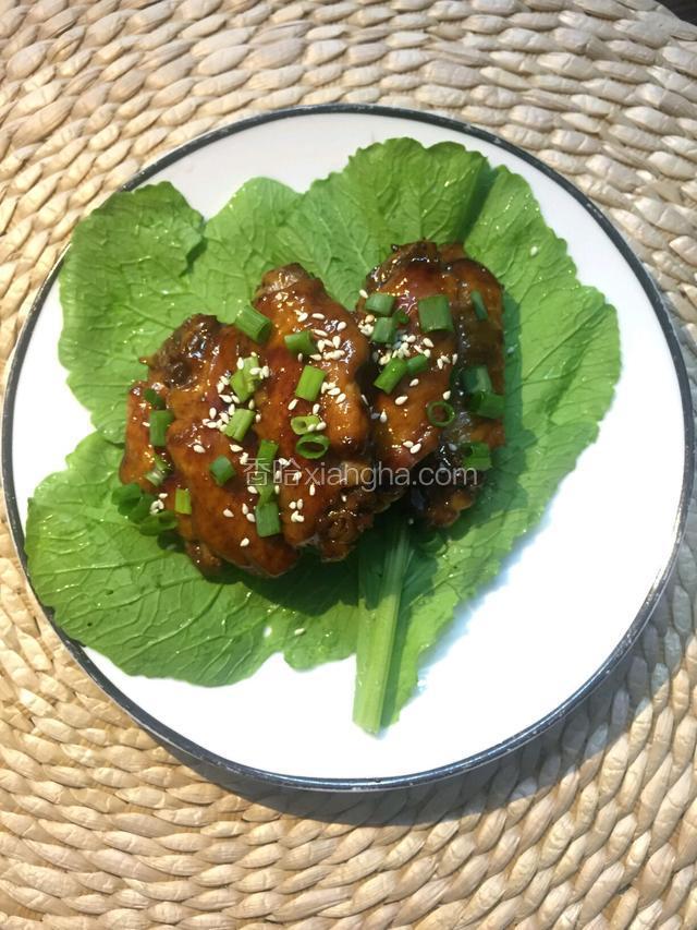 装盘撒葱花撒白芝麻点缀。