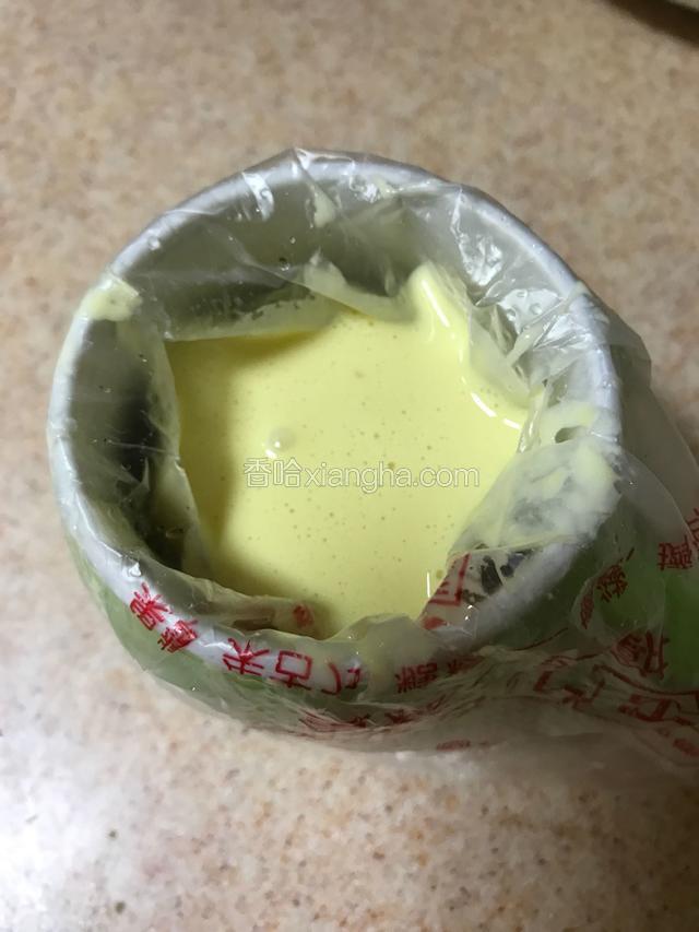 倒入拌好的面糊。