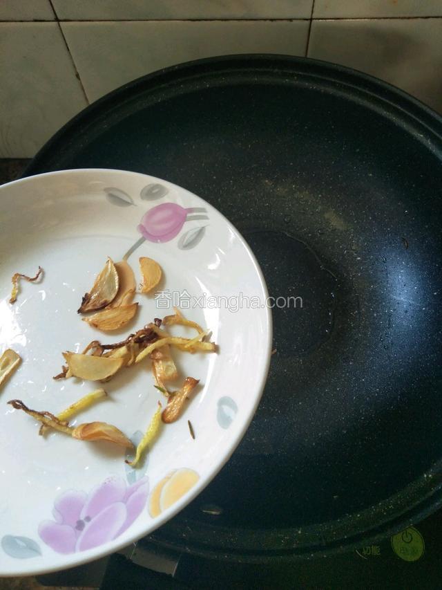 捞出姜蒜渣留油备用