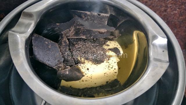 巧克力和黄油一起隔水融化
