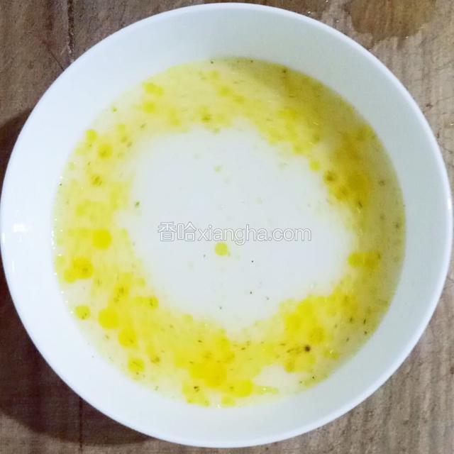 向面汤中加入少许盐、花椒以及一勺熟植物油，我用的是炸鸡腿剩余的熟油，这样比加生油会口感好点。此时水应该已经烧开了。