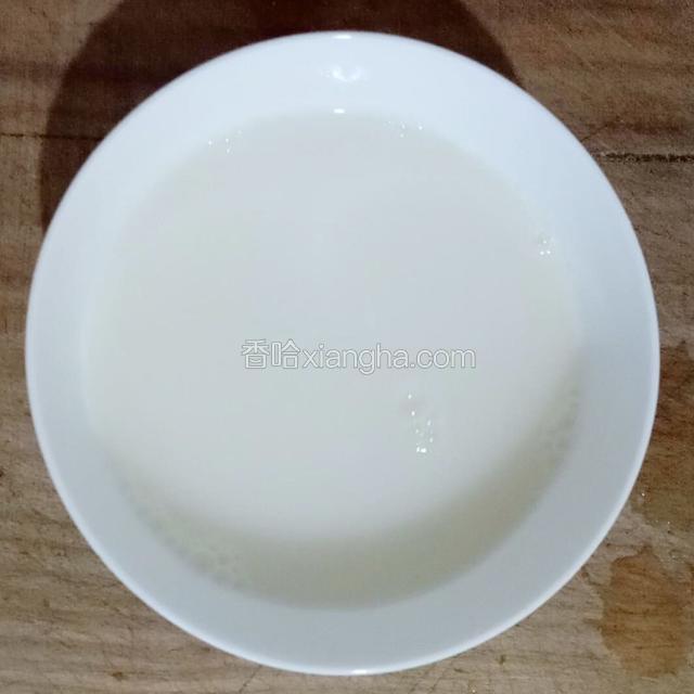 再向面糊中加入约一碗清水，将面糊搅拌成均匀无颗粒的面汤。