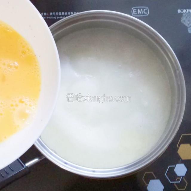 鸡蛋一个打散并倒入锅中，同时筷子快速搅拌防止糊锅。