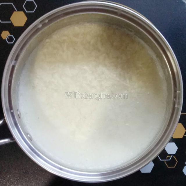 最多十几秒钟面汤又重新烧开了，翻滚几秒钟后关火。此时简单的早餐面汤就做好了，从烧水到最后，整个过程耗时不超过三四分钟，是真的省时啊。