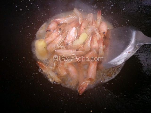 虾头和虾尾洗净，热锅凉油，（油50克）放入姜片，少许料酒，炸成虾油，（和馅用，）