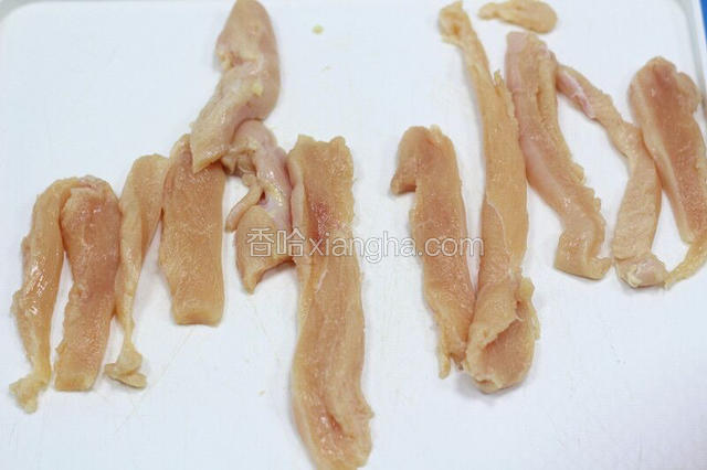 将鸡胸肉洗净，抹干水分，切成条状