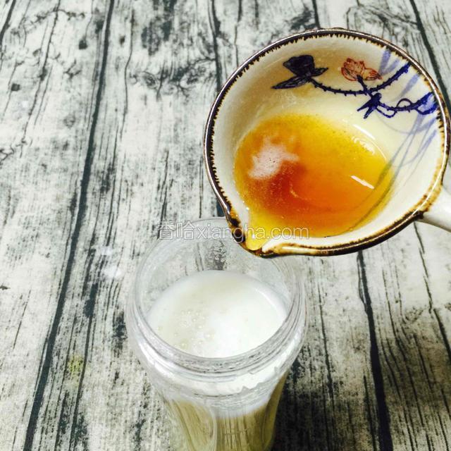 打好后的香梨百合汁，加进蜂蜜，搅拌均匀，就可以装杯食用了。