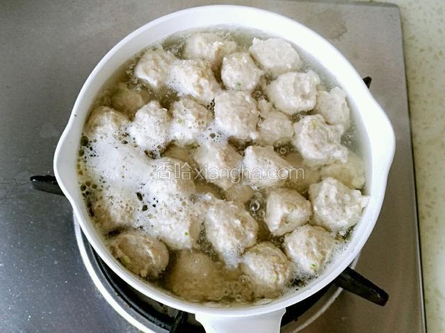 肉丸全部下完后，中大火煮3-5分钟，全部浮起即可捞出