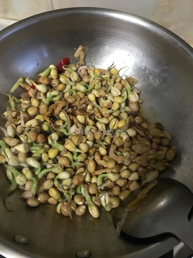 加入花生芽炒