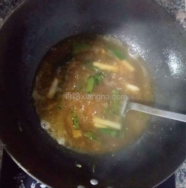 调好的汤汁加入烧开。