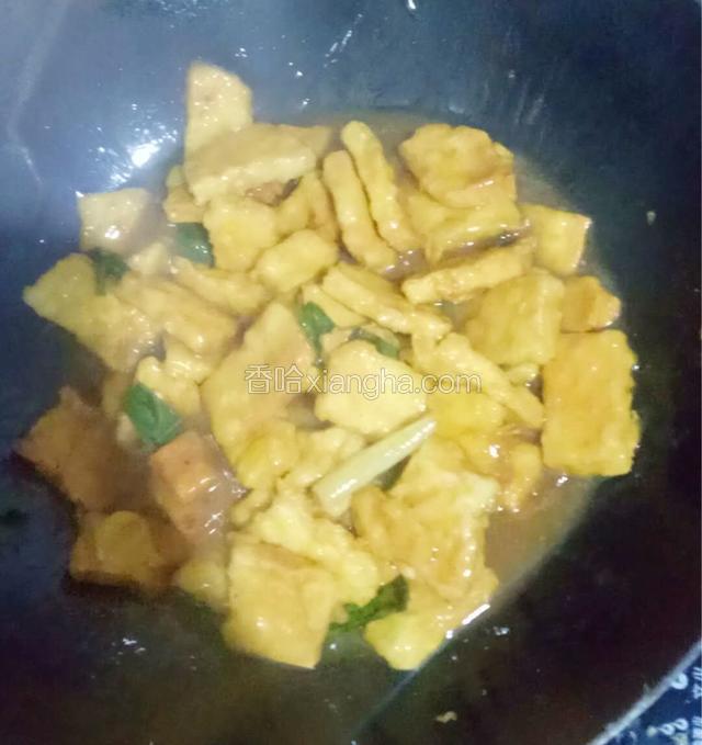 炸好的豆腐倒入汤汁中翻搅一会儿。