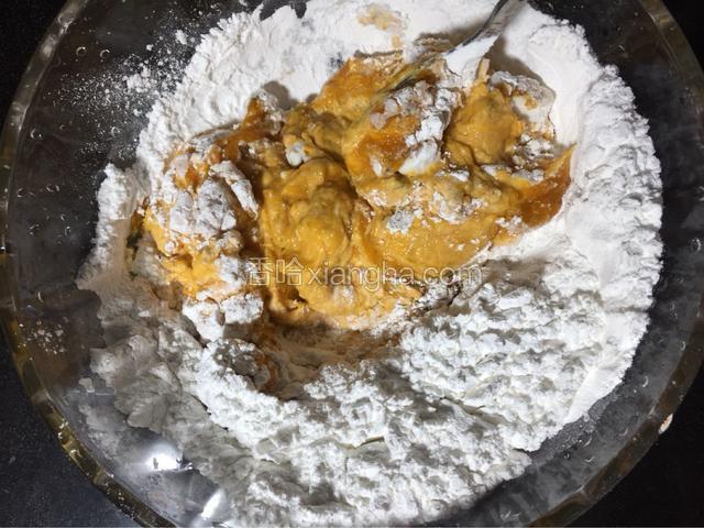 加入糯米粉和粘米粉拌匀
