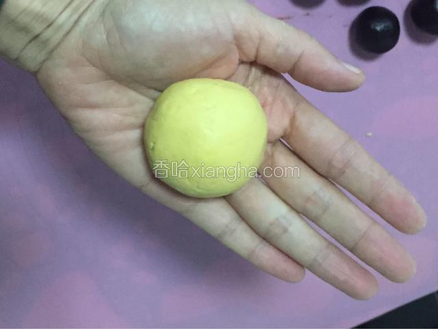 滚成光滑的团状