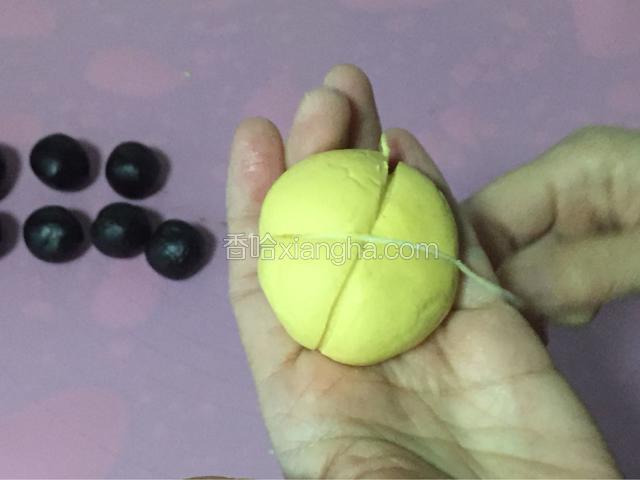 用棉线勒出南瓜痕
