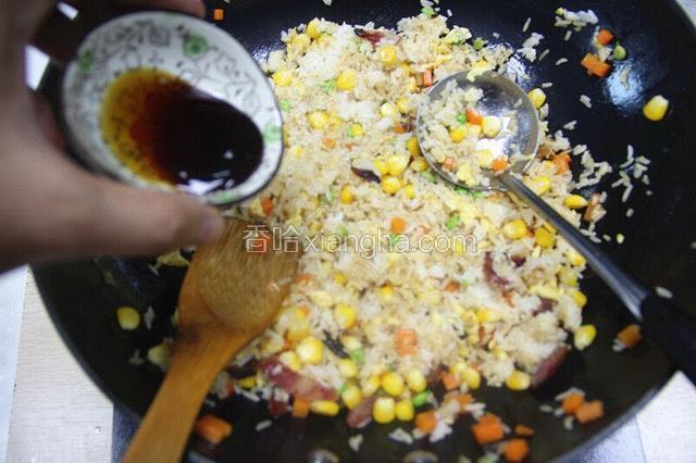 同时下盐、蚝油、生抽、继续翻炒，炒匀入味放入鸡蛋，即可出锅；