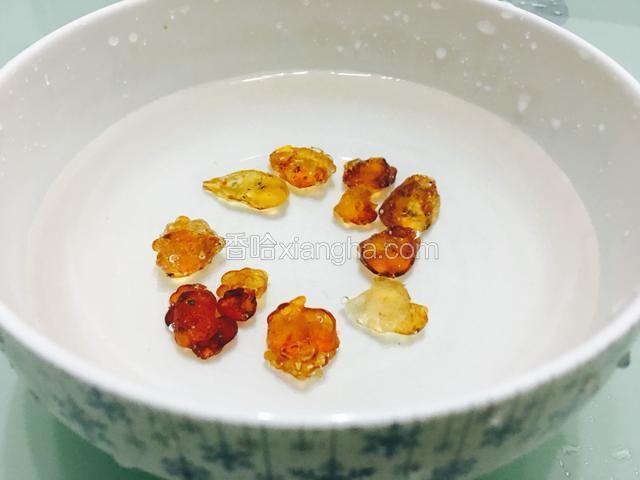 老树桃胶洗净放入清水中浸泡12小时